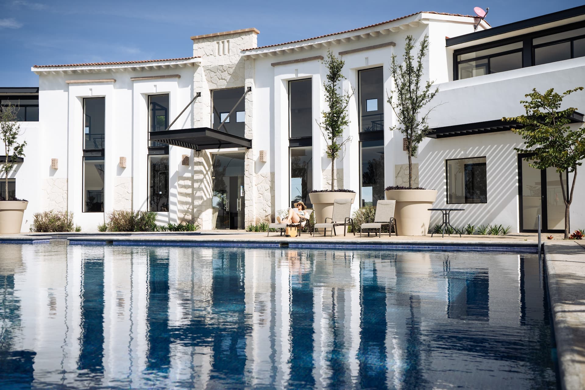 Desarrollo residencial premium al atardecer